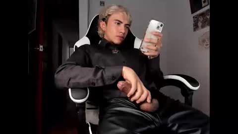 Snapshot of guynextdoor__ chatting on September 29, 7:08 pm guynextdoor__ online show from September 29, 7:08 pm