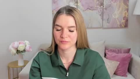 Snapshot of gwensmitt chatting on June 15, 10:01 pm gwensmitt online show from June 15, 10:01 pm