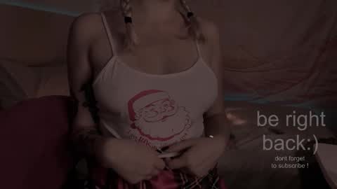 Snapshot of h2h0e chatting on September 11, 2:22 am Lana online show from September 11, 2:22 am