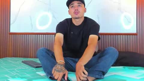 Snapshot of hadrian_torres chatting on March 20, 12:54 pm Hadrian Torres online show from March 20, 12:54 pm