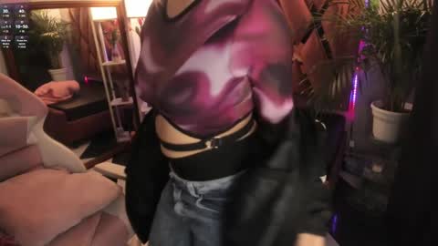 Snapshot of haelycute chatting on January 3, 11:14 am Haely online show from January 3, 11:14 am