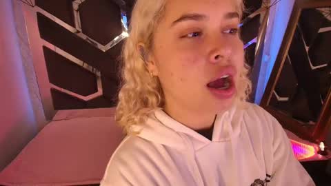 Snapshot of haelycute chatting on October 5, 12:36 pm Haely online show from October 5, 12:36 pm