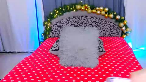 Snapshot of hailey_pirs chatting on February 21, 7:53 am hailey_pirs online show from February 21, 7:53 am