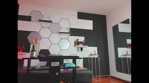 haileycat_ online show from January 6, 12:05 am