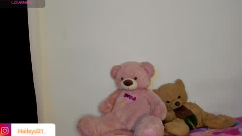 Snapshot of haileyduke chatting on March 28, 12:10 am Hailey online show from March 28, 12:10 am