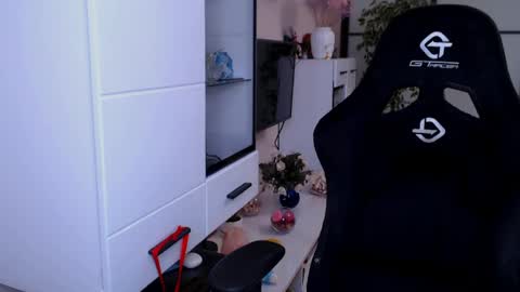 Monika online show from May 9, 9:03 am