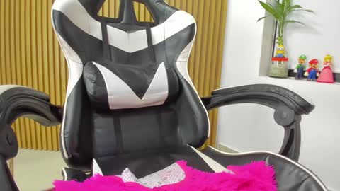 Snapshot of hall_anahiis chatting on December 6, 4:14 am Anahis online show from December 6, 4:14 am