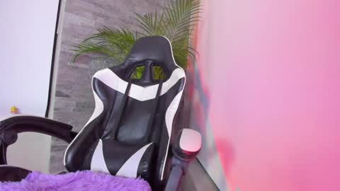 Snapshot of hall_anahiis chatting on December 14, 4:12 am Anahis online show from December 14, 4:12 am