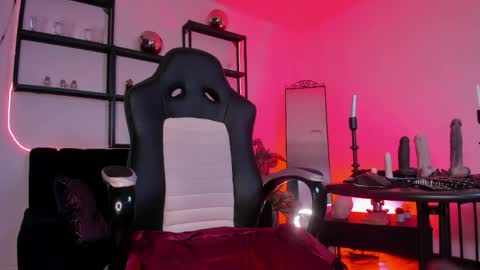 halley_ravenn online show from March 31, 8:31 pm