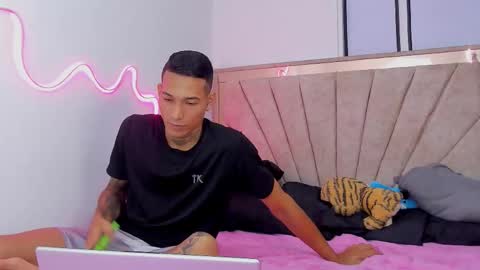 Snapshot of hana_and_zeta chatting on March 3, 4:02 pm Hana and Zeta online show from March 3, 4:02 pm