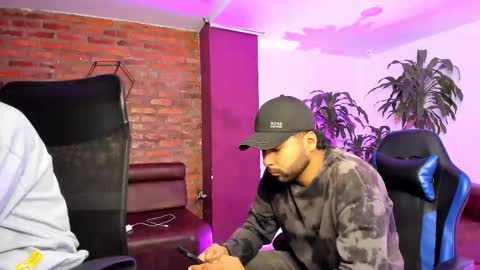 Snapshot of handsomeboys19 chatting on September 27, 1:38 pm leonardfarrucknick and otis online show from September 27, 1:38 pm