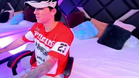 Snapshot of handsomeboys19 chatting on October 18, 5:32 am leonardfarrucknick and otis online show from October 18, 5:32 am