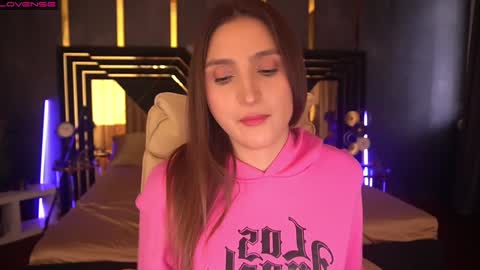 hanna__klein online show from December 3, 7:10 am