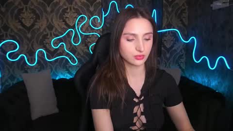 hanna__klein online show from March 4, 6:47 am