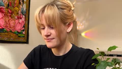 hannah levis  online show from March 19, 6:39 am