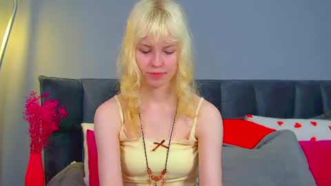 Snapshot of hannahhollis chatting on June 18, 9:14 am Hannah online show from June 18, 9:14 am