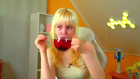 Snapshot of hannahhollis chatting on July 21, 6:27 am Hannah online show from July 21, 6:27 am