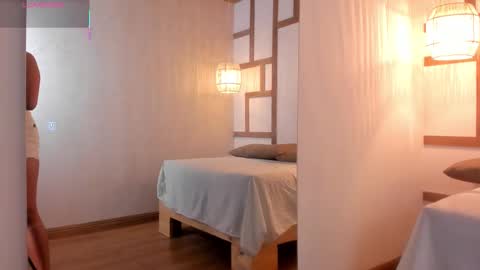 hannahmonttgomery  Help me reach 100 Hands up online show from September 25, 4:32 pm