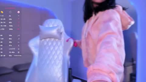 Snapshot of hannahmonttgomery chatting on March 1, 1:46 pm hannahmonttgomery Help me reach 100 Hands up online show from March 1, 1:46 pm