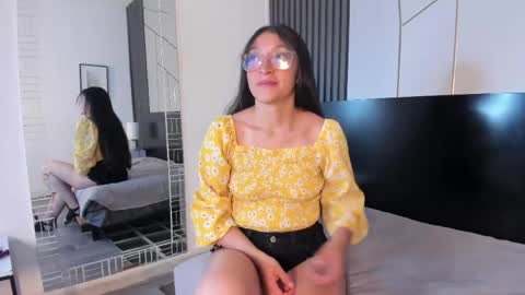 hannawen_ online show from May 3, 8:37 pm
