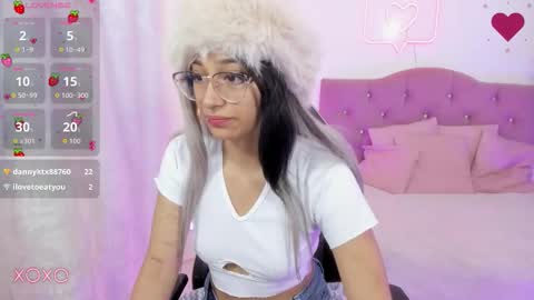 Snapshot of hanni_tay chatting on December 5, 11:52 am HANNI online show from December 5, 11:52 am