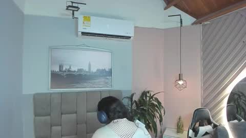 Snapshot of hanny_milf_ chatting on September 11, 11:21 am HANNY online show from September 11, 11:21 am