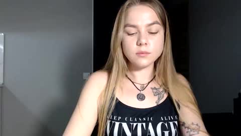 Snapshot of happy_fox_ chatting on April 14, 6:47 pm happy_fox_ online show from April 14, 6:47 pm