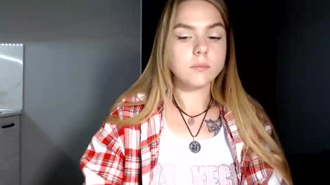Snapshot of happy_fox_ chatting on June 1, 8:43 pm happy_fox_ online show from June 1, 8:43 pm