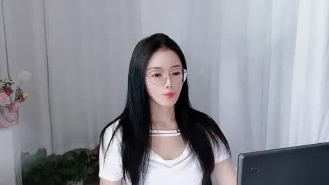 Snapshot of happyflower802318 chatting on April 2, 3:37 am Daisy online show from April 2, 3:37 am