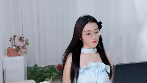 Snapshot of happyflower802318 chatting on April 3, 2:04 pm Daisy online show from April 3, 2:04 pm