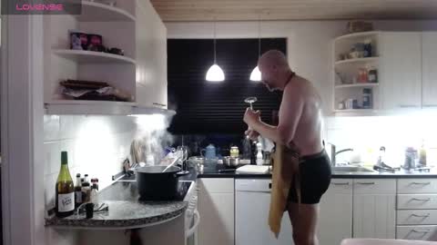 Snapshot of hardmrlazy chatting on December 22, 3:33 pm MrLazy online show from December 22, 3:33 pm