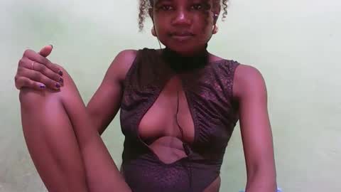 Snapshot of hasleyinah chatting on April 16, 9:39 pm hasleyinah online show from April 16, 9:39 pm