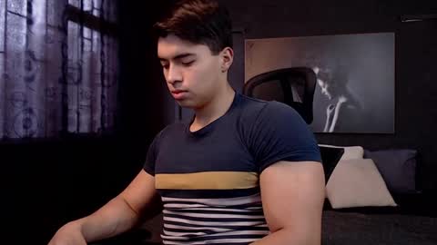 hat_guy01 online show from March 31, 8:42 pm