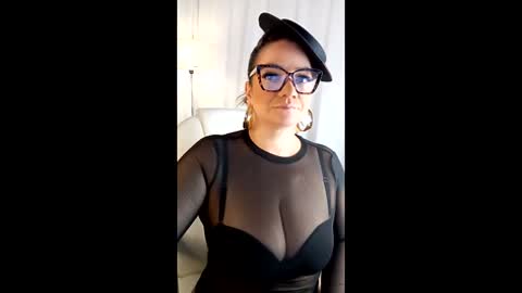 Snapshot of hat_on chatting on March 14, 9:37 am leila online show from March 14, 9:37 am