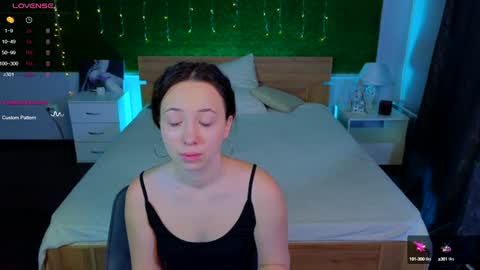 Hayle online show from December 3, 2:36 am