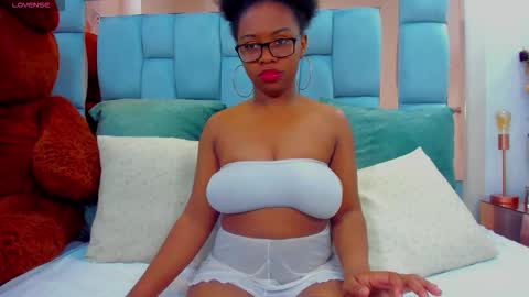 hazel_lanee online show from March 8, 10:35 pm