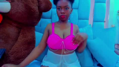 hazel_lanee online show from April 19, 5:07 am