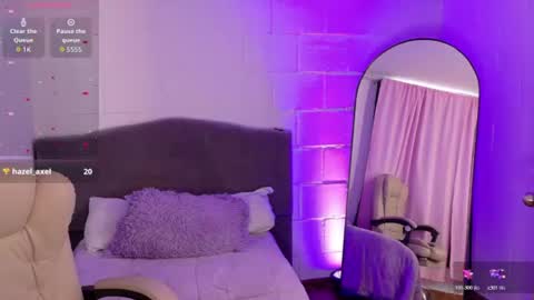Snapshot of hazel_lynn_ross_ chatting on June 25, 6:23 pm HAZEL LYNN ROSS online show from June 25, 6:23 pm