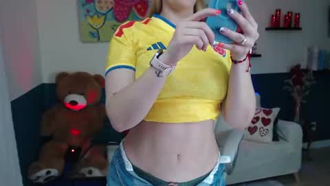 hebelongs2her online show from June 17, 8:32 pm