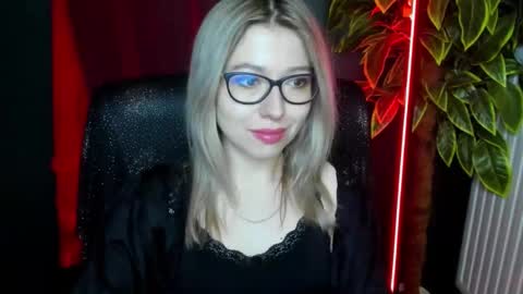 Snapshot of heidi_pleasure chatting on March 9, 5:44 am Heidi online show from March 9, 5:44 am