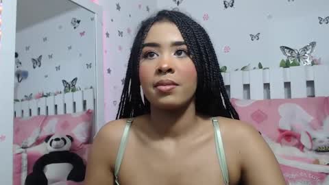 Snapshot of hela_sexy_xx chatting on December 3, 5:20 am hella online show from December 3, 5:20 am