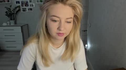 Snapshot of helen_angel_girl chatting on October 7, 5:48 am Helen sven online show from October 7, 5:48 am