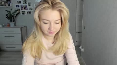 Snapshot of helen_angel_girl chatting on October 8, 5:27 am Helen sven online show from October 8, 5:27 am