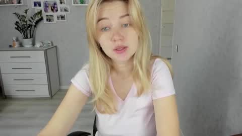 Snapshot of helen_angel_girl chatting on October 14, 6:03 am Helen sven online show from October 14, 6:03 am