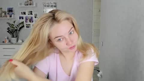Snapshot of helen_angel_girl chatting on October 15, 6:02 am Helen sven online show from October 15, 6:02 am