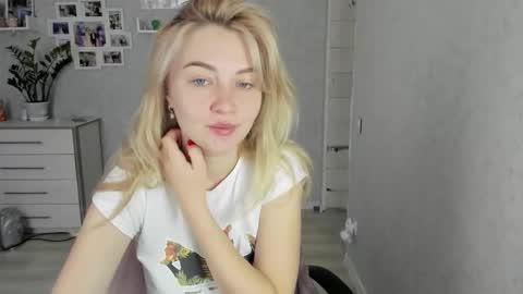 Snapshot of helen_angel_girl chatting on October 16, 6:36 am Helen sven online show from October 16, 6:36 am
