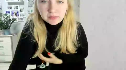Snapshot of helen_angel_girl chatting on October 17, 3:36 pm Helen sven online show from October 17, 3:36 pm