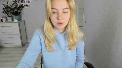 Snapshot of helen_angel_girl chatting on October 28, 5:55 am Helen sven online show from October 28, 5:55 am