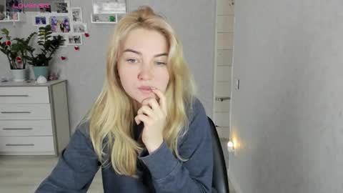 Snapshot of helen_angel_girl chatting on December 18, 9:48 am Helen sven online show from December 18, 9:48 am