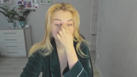 Snapshot of helen_angel_girl chatting on January 6, 6:50 am Helen sven online show from January 6, 6:50 am